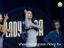 Наді Мейхер зробили сукню з шестисот каменів
